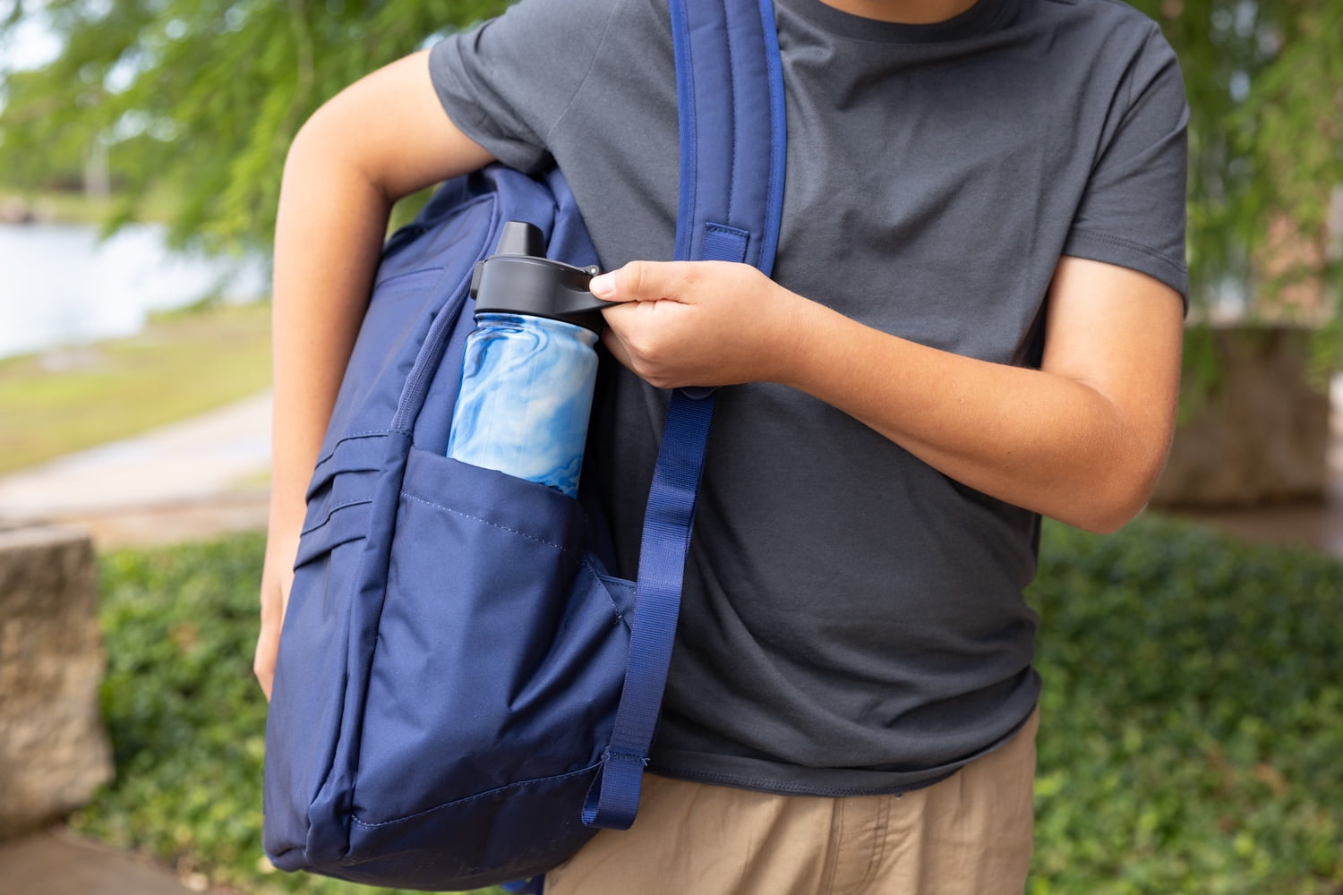 Simple Modern 18 fl oz Insulated Stainless Steel Summit Water Bottle with Covered Silicone Straw Lid | Sweet Taffy M395M